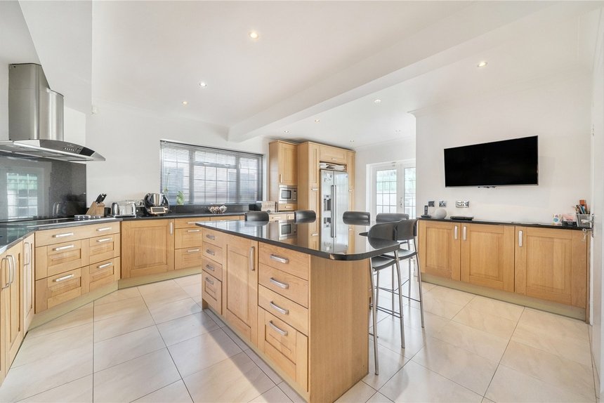 under offer priory drive london 60442 - Gibbs Gillespie