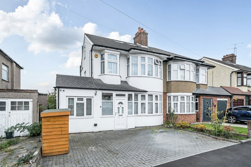 for sale shenley avenue london 60509 - Gibbs Gillespie