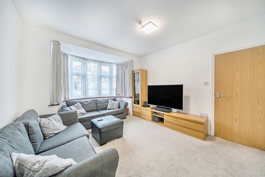 for sale shenley avenue london 60509 - Gibbs Gillespie