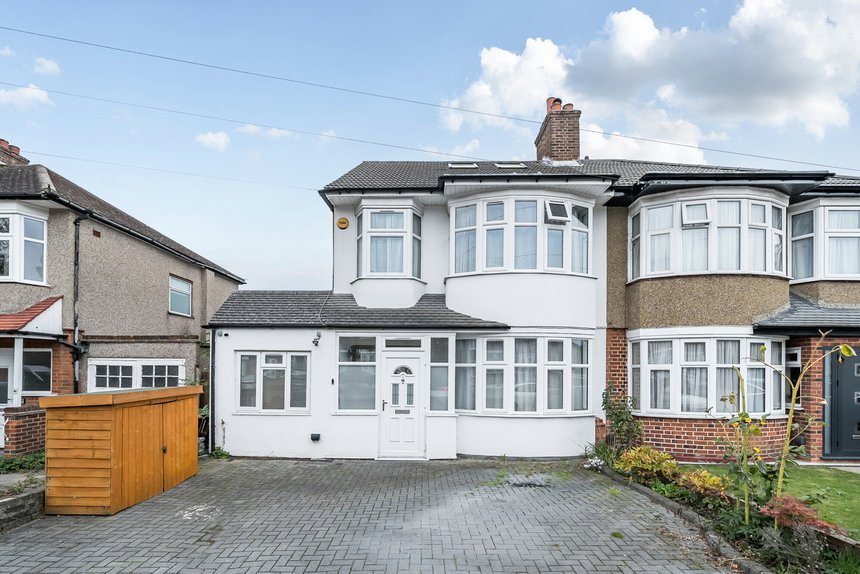 for sale shenley avenue london 60509 - Gibbs Gillespie