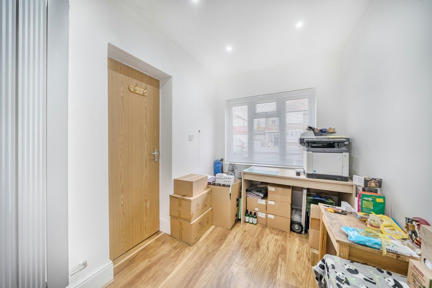 for sale shenley avenue london 60509 - Gibbs Gillespie