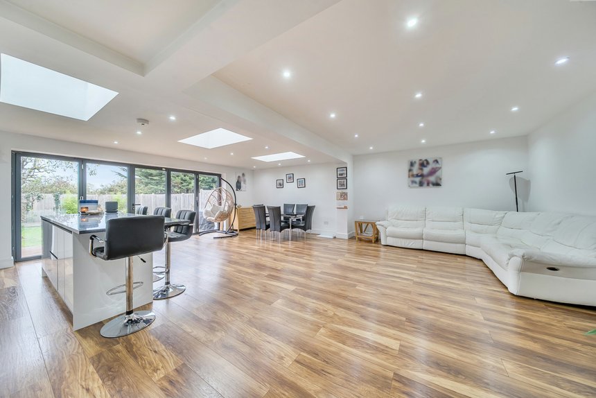 for sale shenley avenue london 60509 - Gibbs Gillespie