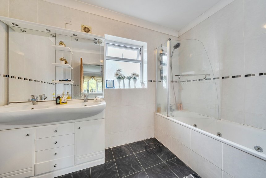 for sale whitegate gardens london 60512 - Gibbs Gillespie