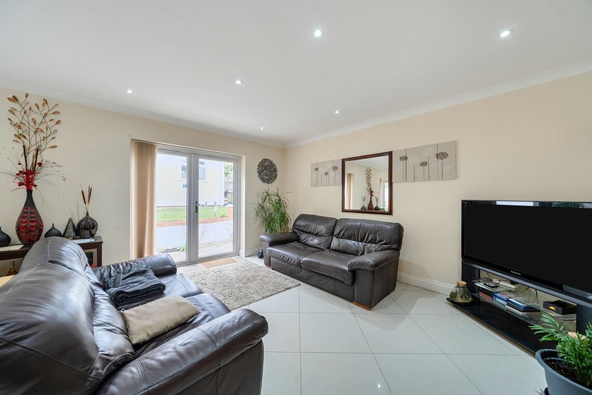 for sale whitegate gardens london 60512 - Gibbs Gillespie