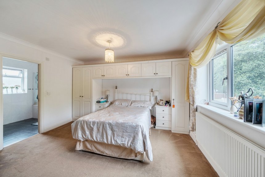for sale whitegate gardens london 60512 - Gibbs Gillespie