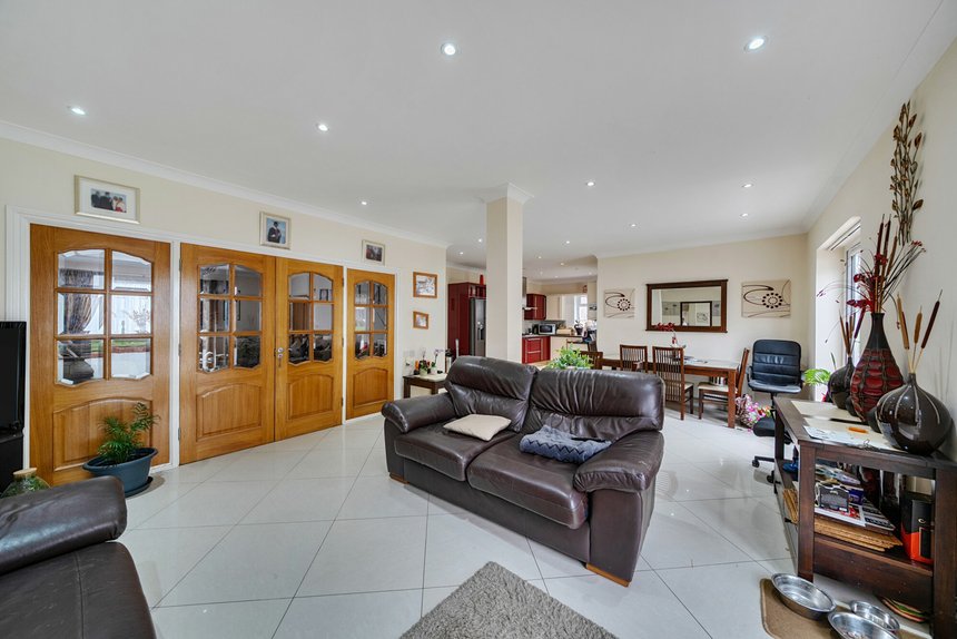 for sale whitegate gardens london 60512 - Gibbs Gillespie