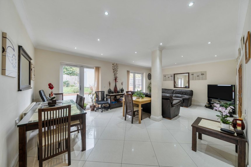 for sale whitegate gardens london 60512 - Gibbs Gillespie