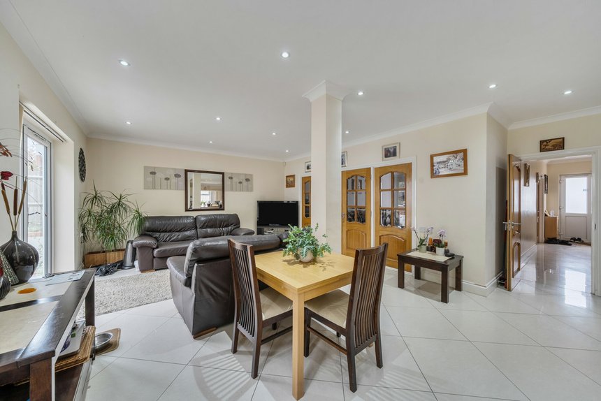 for sale whitegate gardens london 60512 - Gibbs Gillespie