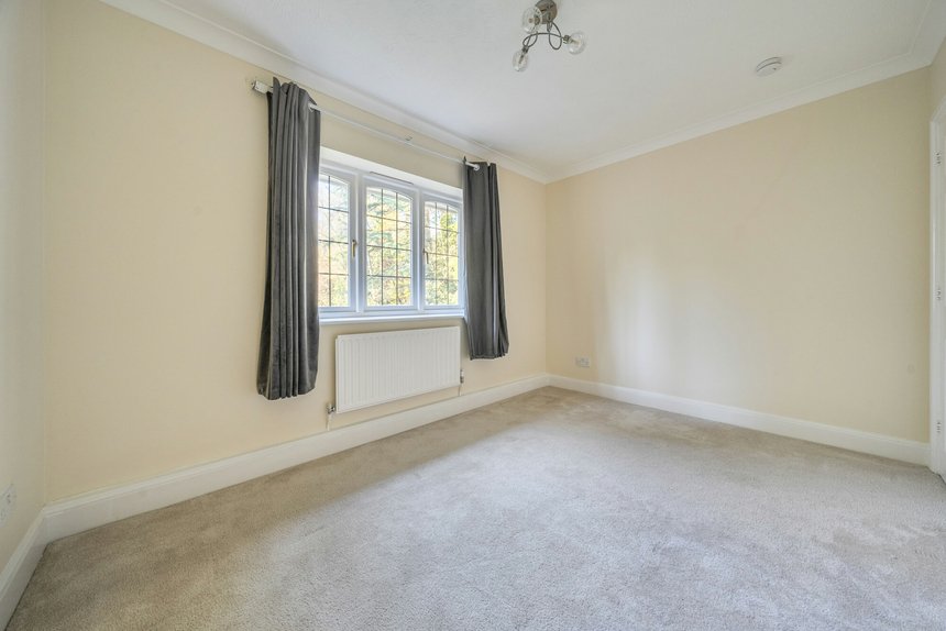 for sale south park drive london 60531 - Gibbs Gillespie