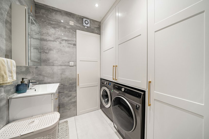 for sale briar crescent london 60720 - Gibbs Gillespie