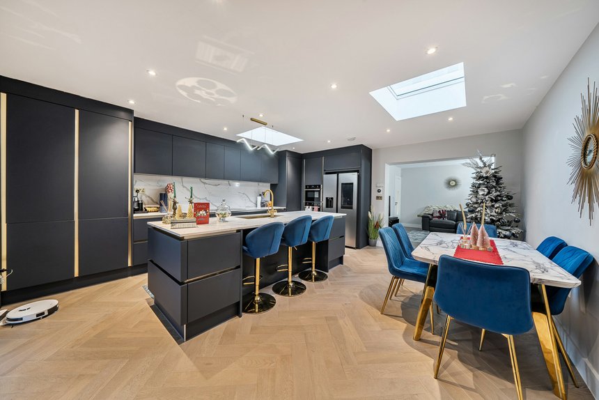 for sale briar crescent london 60720 - Gibbs Gillespie