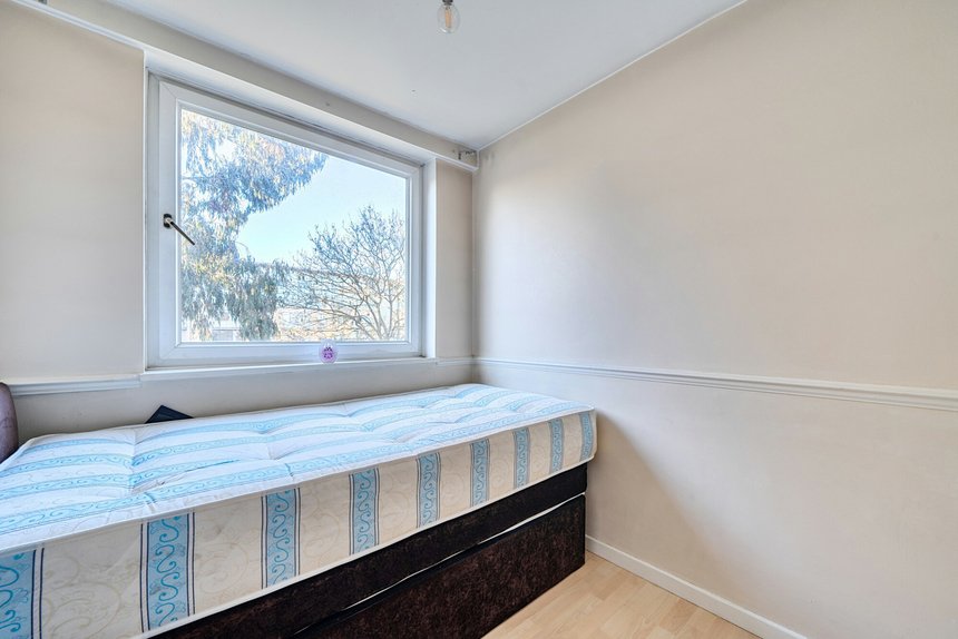 for sale justin close london 61008 - Gibbs Gillespie