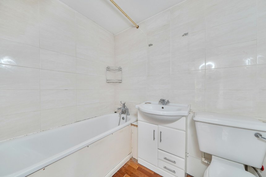 for sale justin close london 61008 - Gibbs Gillespie