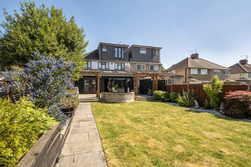 for sale parkside way london 61905 - Gibbs Gillespie