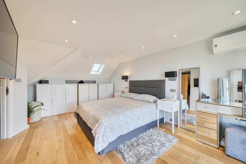 for sale parkside way london 61905 - Gibbs Gillespie