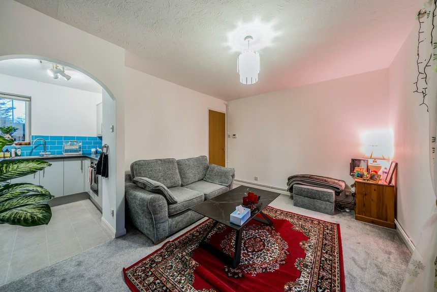under offer huxley close london 61932 - Gibbs Gillespie