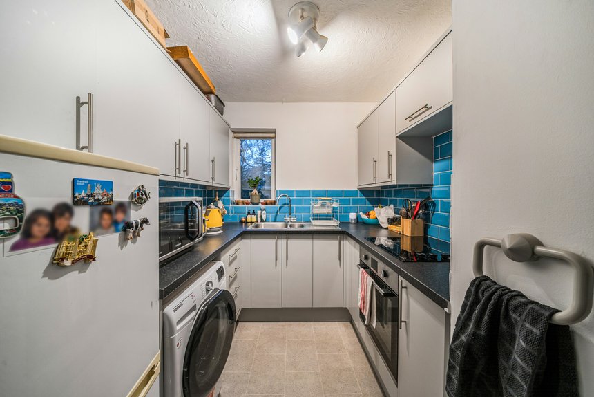 under offer huxley close london 61932 - Gibbs Gillespie