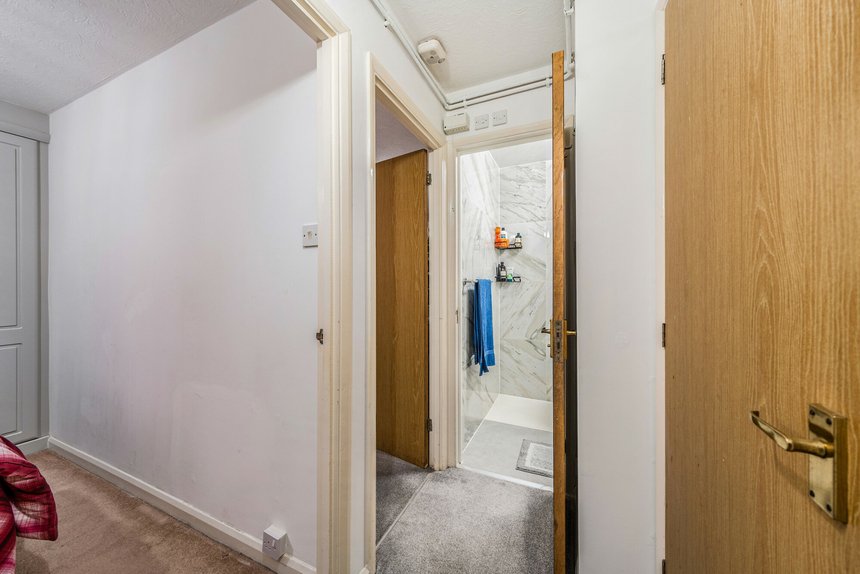under offer huxley close london 61932 - Gibbs Gillespie