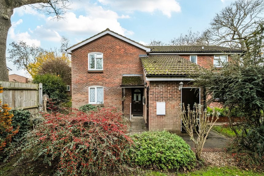 under offer huxley close london 61932 - Gibbs Gillespie