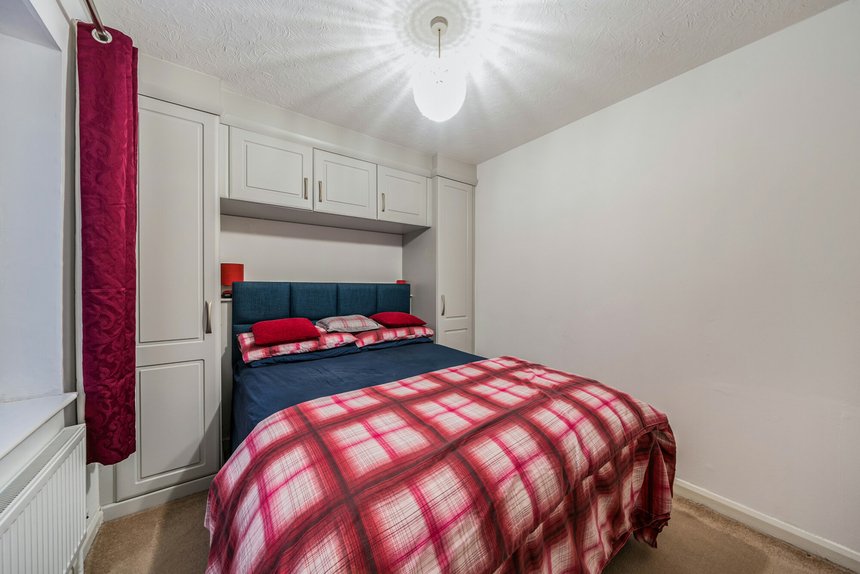 under offer huxley close london 61932 - Gibbs Gillespie