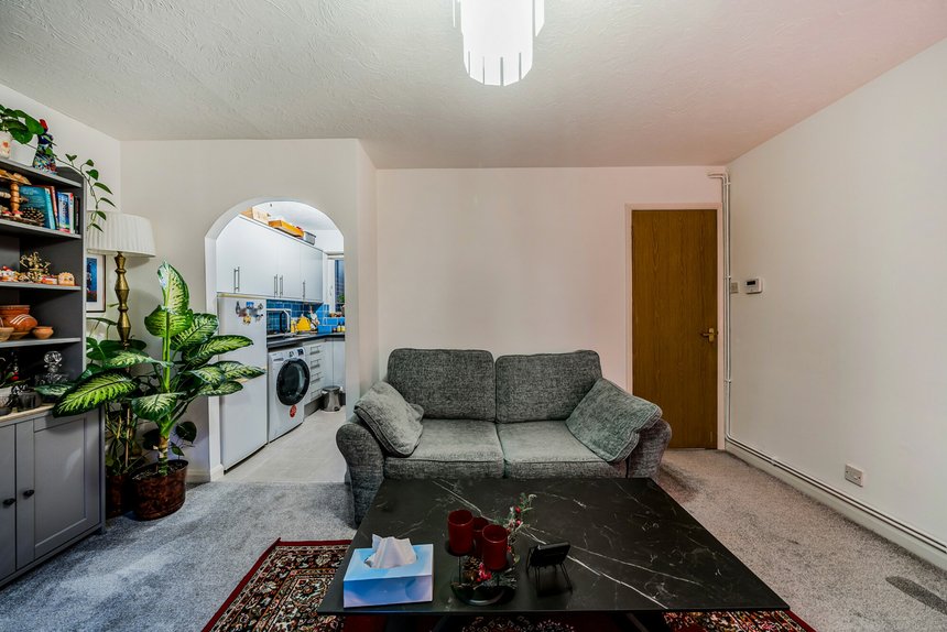 under offer huxley close london 61932 - Gibbs Gillespie