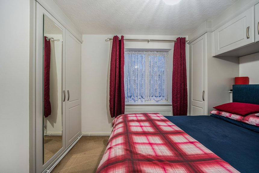 under offer huxley close london 61932 - Gibbs Gillespie