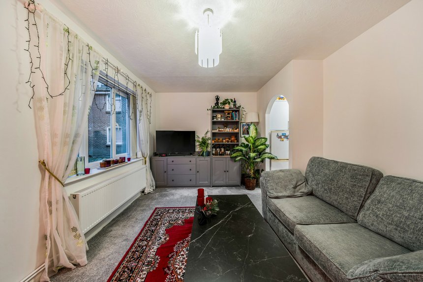 under offer huxley close london 61932 - Gibbs Gillespie