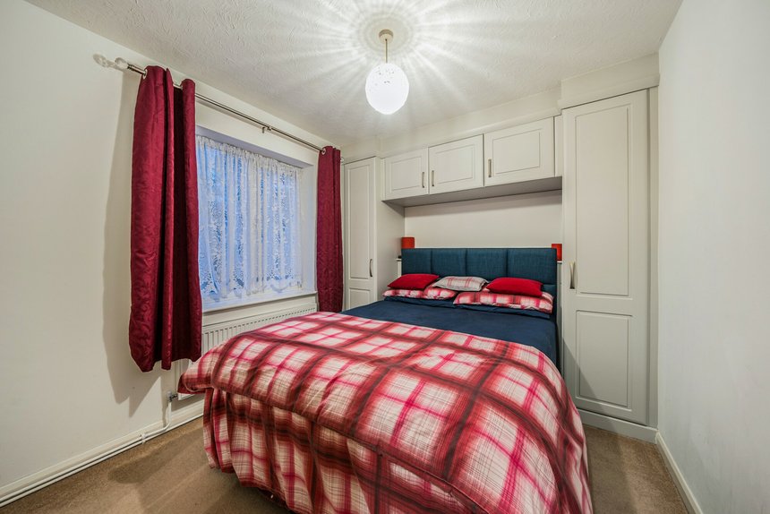 under offer huxley close london 61932 - Gibbs Gillespie