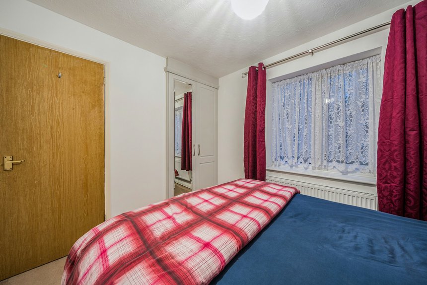 under offer huxley close london 61932 - Gibbs Gillespie