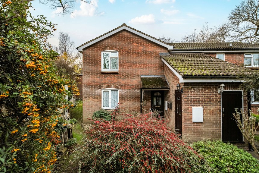 under offer huxley close london 61932 - Gibbs Gillespie