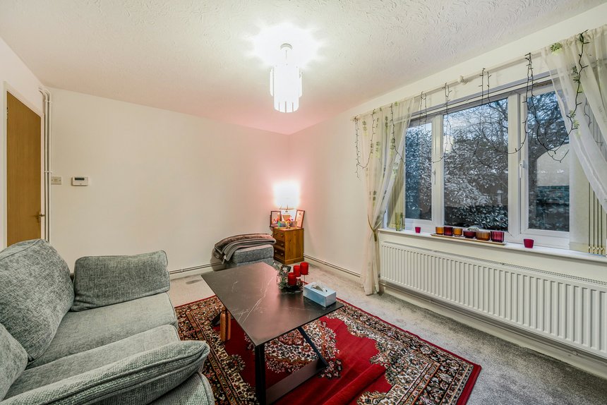 under offer huxley close london 61932 - Gibbs Gillespie