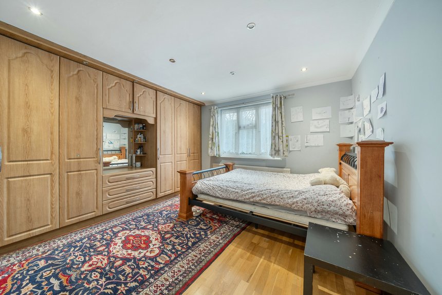 for sale alderney gardens london 63913 - Gibbs Gillespie