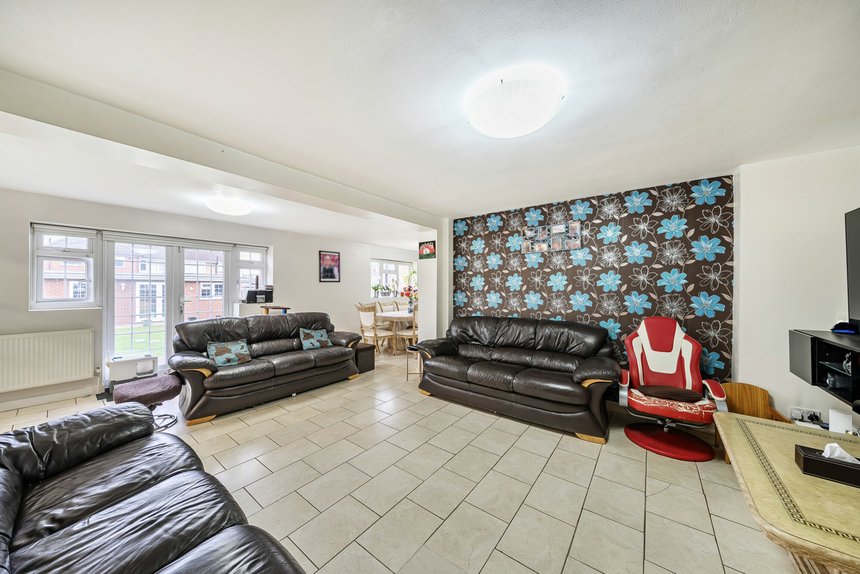 under offer tithe farm close london 68006 - Gibbs Gillespie