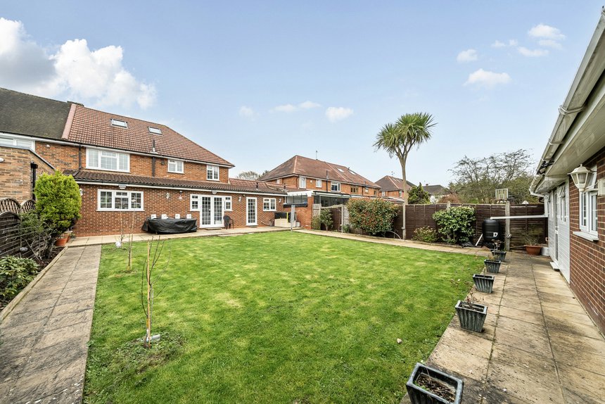 under offer tithe farm close london 68006 - Gibbs Gillespie