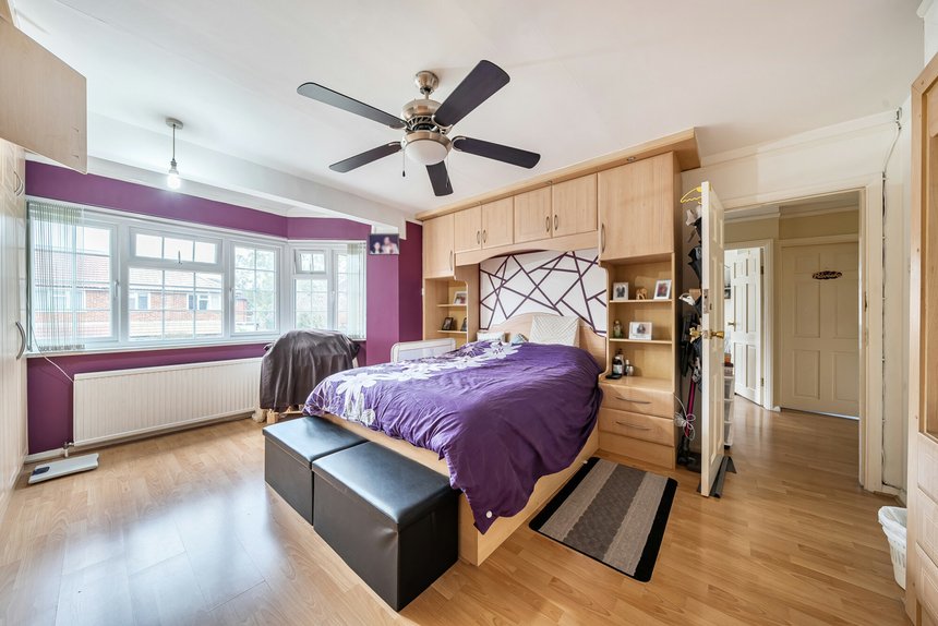 under offer tithe farm close london 68006 - Gibbs Gillespie
