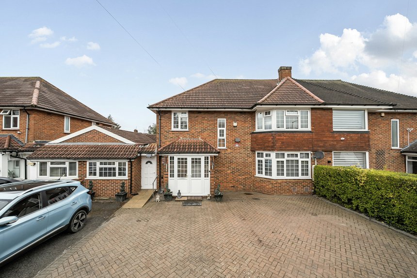 under offer tithe farm close london 68006 - Gibbs Gillespie