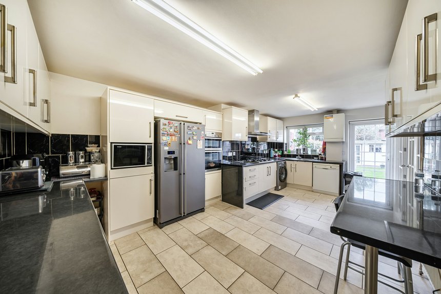 under offer tithe farm close london 68006 - Gibbs Gillespie
