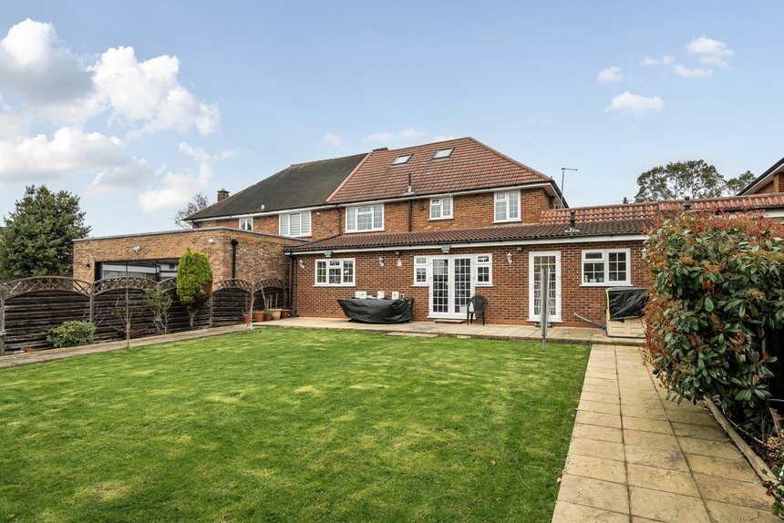 under offer tithe farm close london 68006 - Gibbs Gillespie