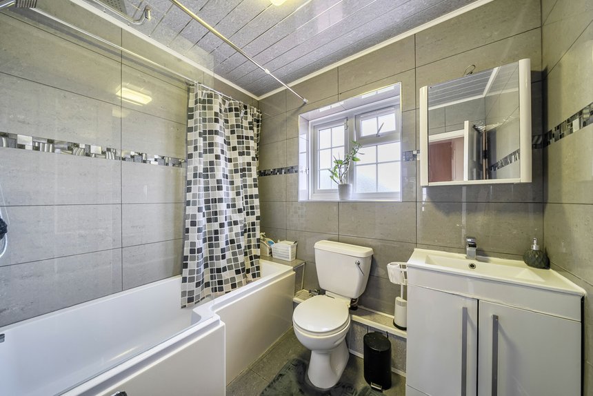 under offer tithe farm close london 68006 - Gibbs Gillespie
