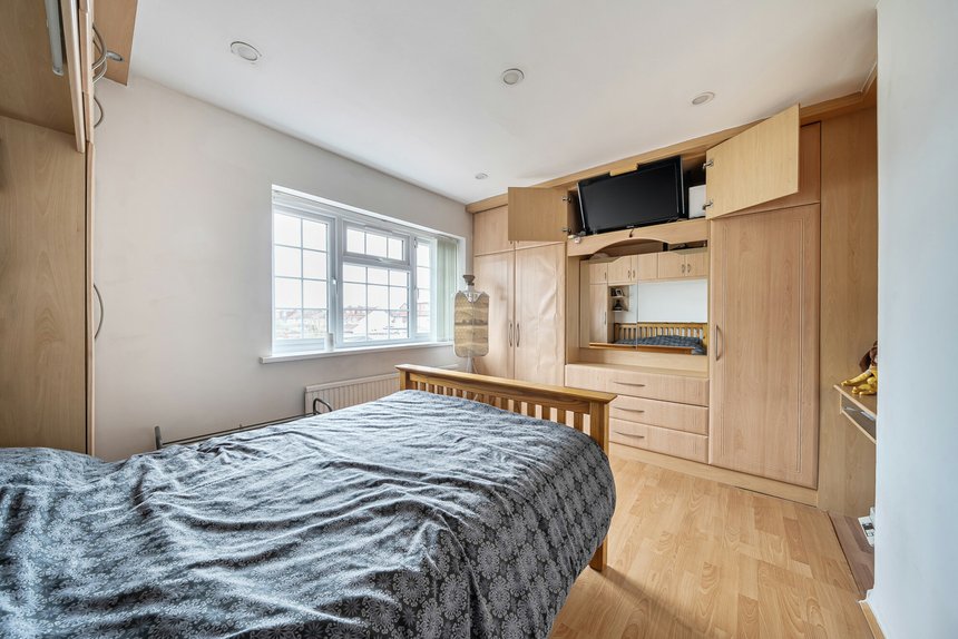 under offer tithe farm close london 68006 - Gibbs Gillespie