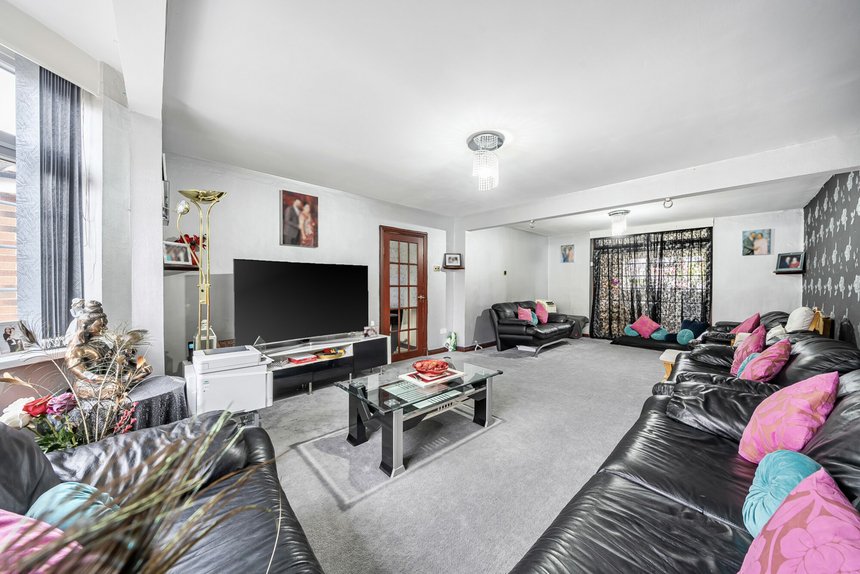under offer tithe farm close london 68006 - Gibbs Gillespie