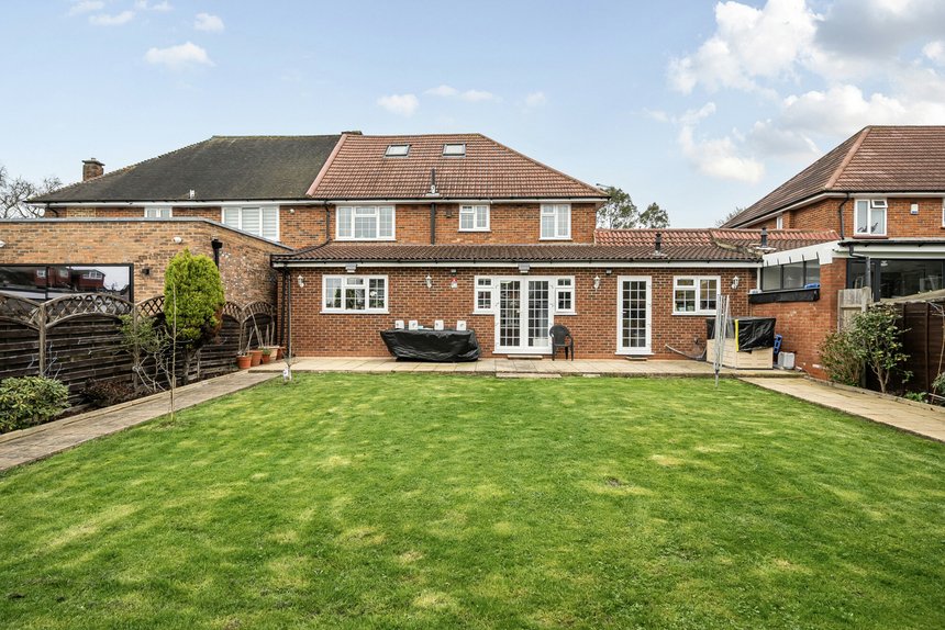 under offer tithe farm close london 68006 - Gibbs Gillespie