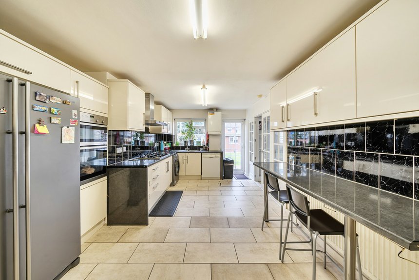 under offer tithe farm close london 68006 - Gibbs Gillespie