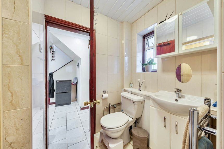 under offer tithe farm close london 68006 - Gibbs Gillespie