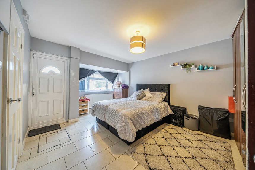 under offer tithe farm close london 68006 - Gibbs Gillespie