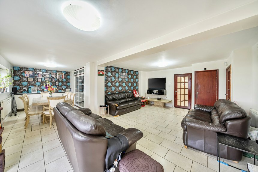 under offer tithe farm close london 68006 - Gibbs Gillespie