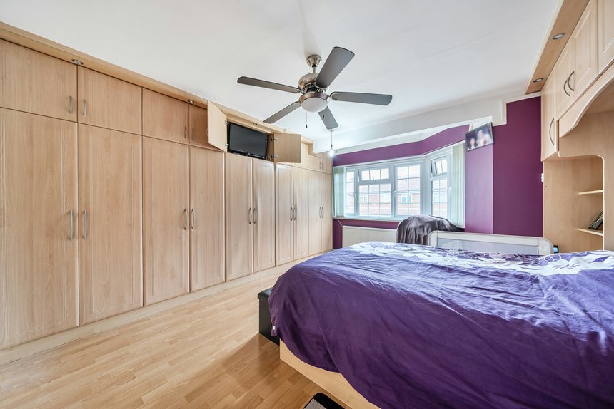 under offer tithe farm close london 68006 - Gibbs Gillespie