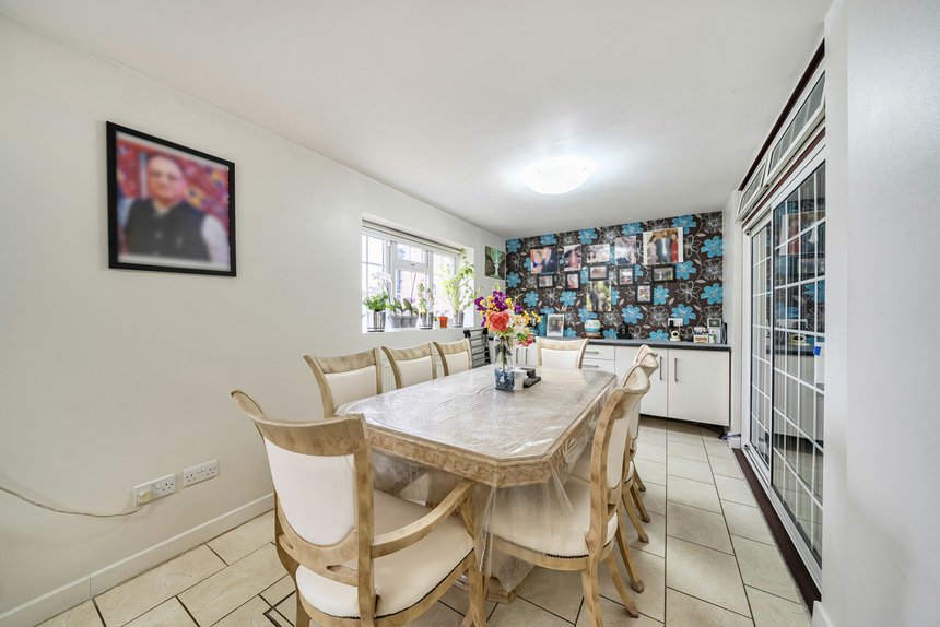 under offer tithe farm close london 68006 - Gibbs Gillespie