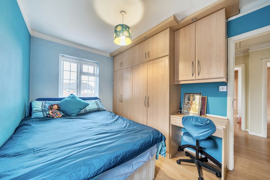 under offer tithe farm close london 68006 - Gibbs Gillespie