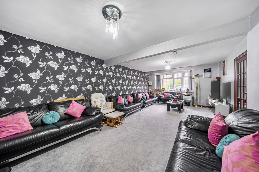 under offer tithe farm close london 68006 - Gibbs Gillespie